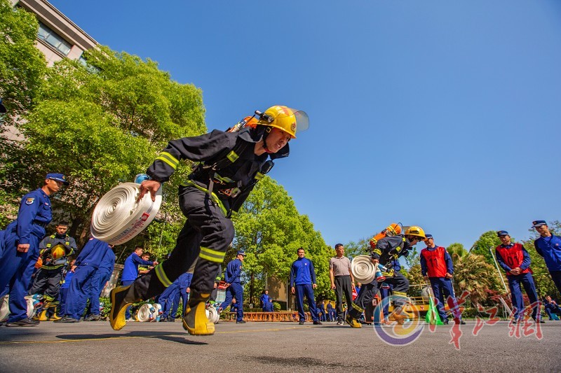 篮球淘汰赛，岭南玄武队与蓬莱闪电队强势反弹，体能对抗拉满！年轻人站出来了